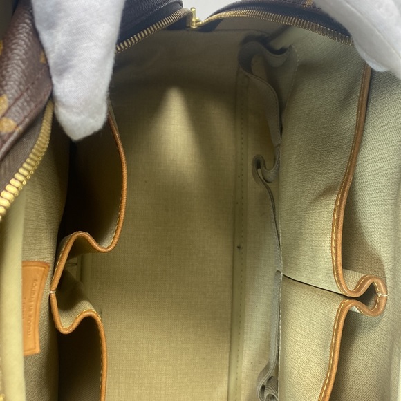 Authentic Louis Vuitton GM Duebe Monogram Canvis Hand bag. - Picture 10 of 11